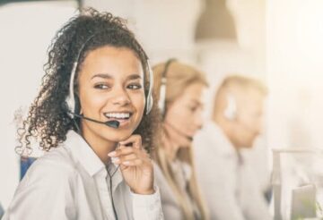 Mitarbeiterin im Kundenservice mit Headset